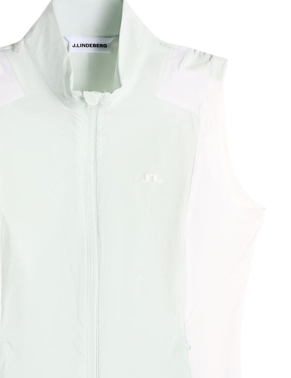 Model wearing J.Lindeberg Brooks Zip Packable Vest