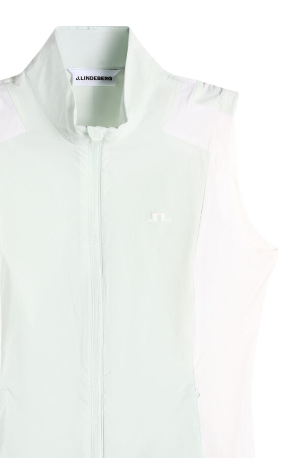 Model wearing J.Lindeberg Brooks Zip Packable Vest