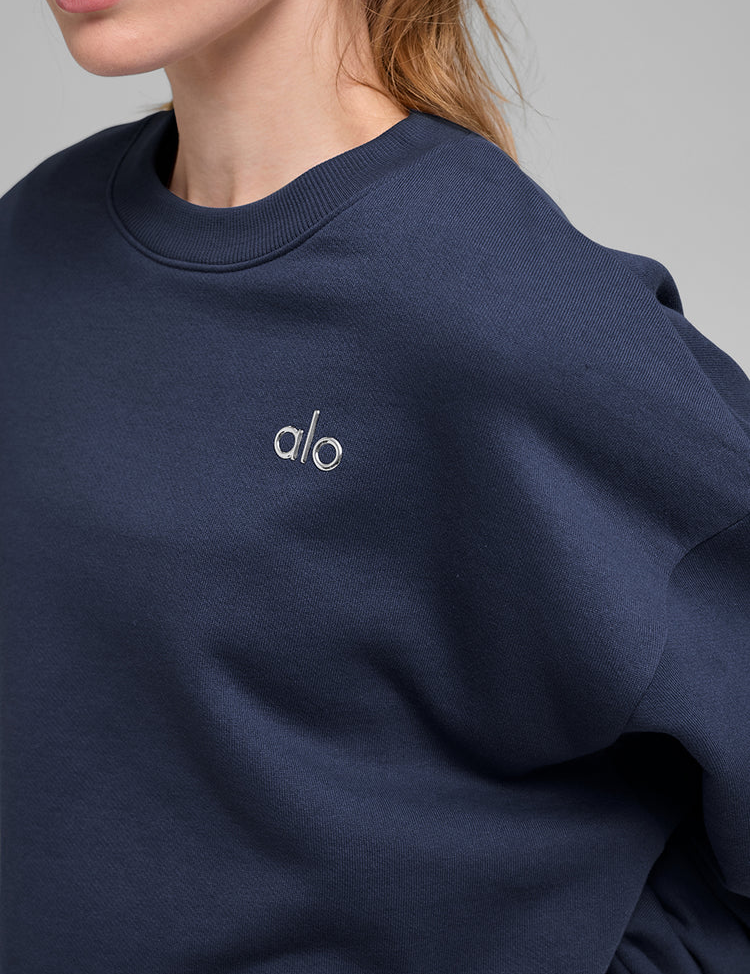 Model wearing Alo Yoga Accolade Crew Neck Pullover in navy