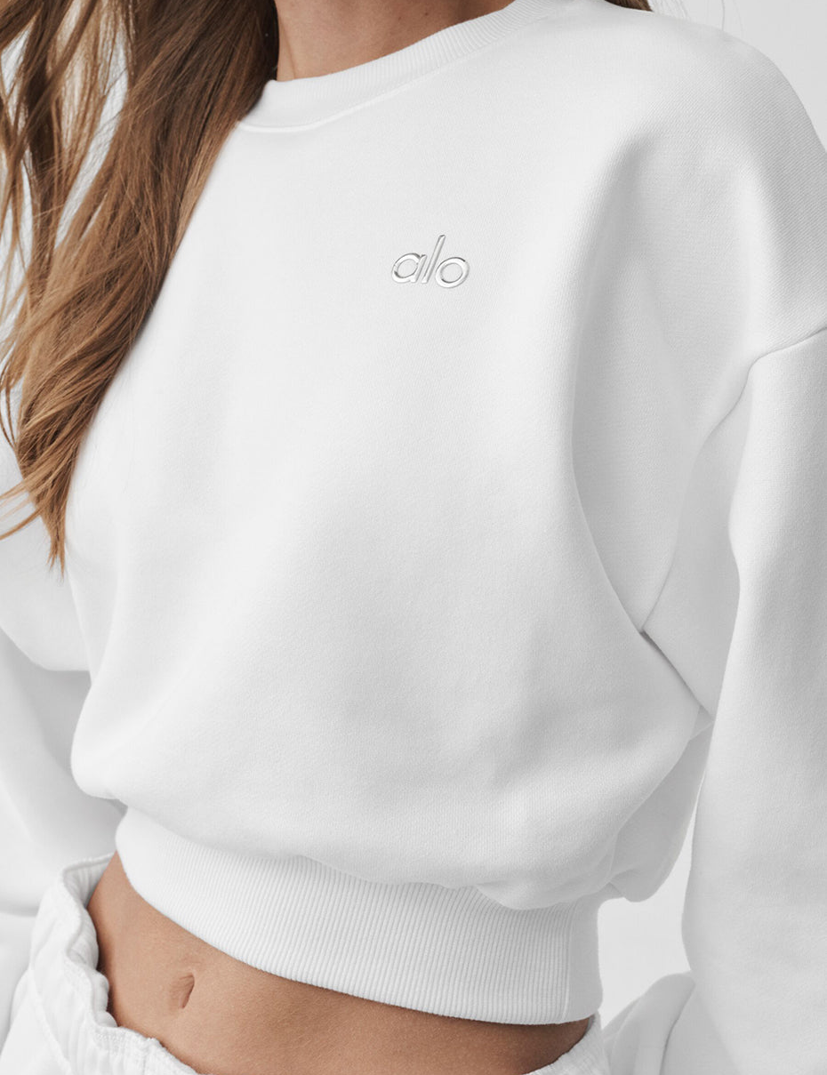 Model wearing Alo Yoga Cropped Accolade Crewneck in forest