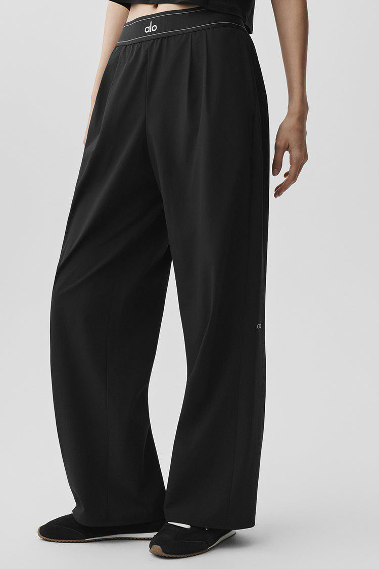 Model wearing Alo Yoga Suit Up Trouser (Regular)