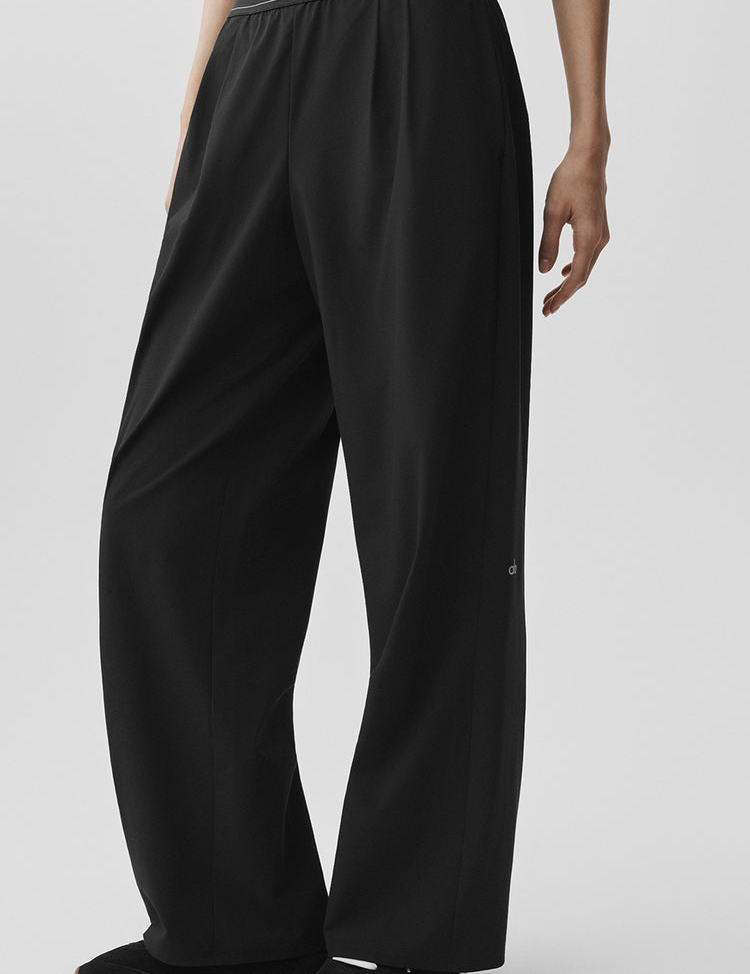 Model wearing Alo Yoga Suit Up Trouser (Regular)
